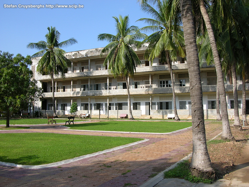 Phnom Penh - Tuol Sleng In 1975 kwamen de Rode Khmer, onder leiding van Pol Pot, na een gewelddadige strijd aan de macht. De steden werden ontruimd, mensen werden gedwongen om te verhuizen naar het platteland en vele mensen (monniken, leerkrachten, artsen, ambtenaren, militairen, ...) werden geëxecuteerd. In 1979 werden de Rode Khmer verdreven uit Phnom Penh door de Vietnamezen.<br />
<br />
Tuol Sleng was oorspronkelijk een school, maar de Rode Khmer gebruikten het als gevangenis en martelkamers. Nu is Tuol Sleng een museum over de verschrikkingen van het Rode Khmer regime. Stefan Cruysberghs